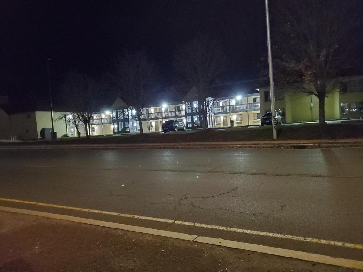 Travel Inn Motel Hartford Exterior foto
