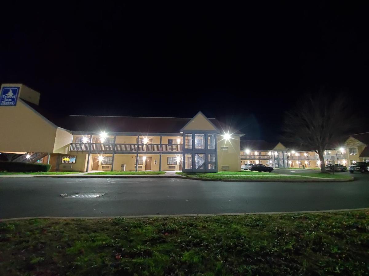 Travel Inn Motel Hartford Exterior foto